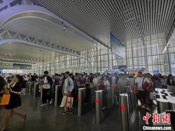 天弘优配 5月1日海南铁路多个车站旅客量创历史新高